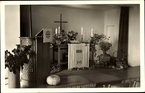 Ak Hameln, Ev. Luth. Paul Gerhardt Gemeindehaus, Altar u. Kanzel am Erntedankfest 1955, Kürbis