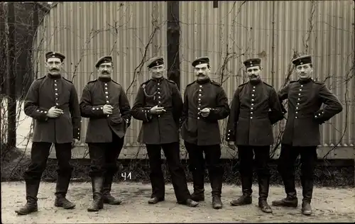 Foto Ak Deutsche Soldaten in Uniformen, Schützenschnur, Zigaretten