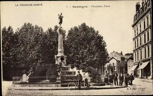 Ak Besançon Doubs, Fontaine Flore, Brasserie, Brunnen, Platzpartie, Radfahrer 