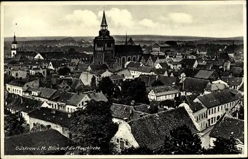 Ak Güstrow in Mecklenburg Vorpommern, Pfarrkirche, Blick über den Häuserdächern