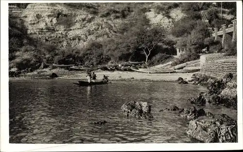 Ak Dakar Senegal, Un coin de la Corniche, Klippenpartie m. Strand, Ruderboot