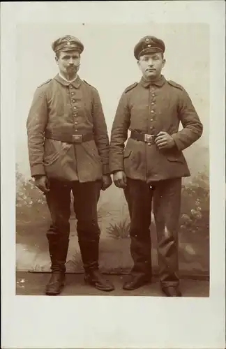 Foto Ak Deutsche Soldaten in Uniformen, Kragenspiegel XII, Schirmmützen, Gürtelschnallen 