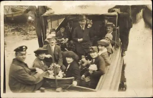 Foto Ak Passagiere in einem Motorboot, Hafenszene