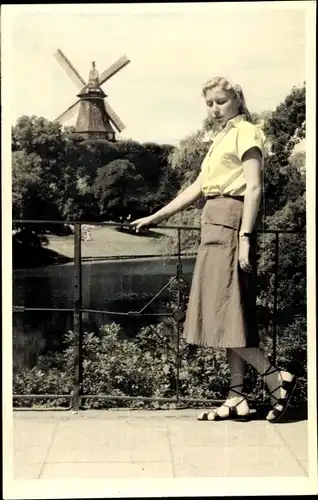 Foto Ak Junge Frau in Rock, Sandalen, Windmühle