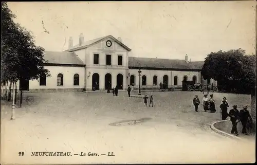 Ak Neufchâteau Lothringen Vosges, La Gare, Bahnhof von der Straßenseite