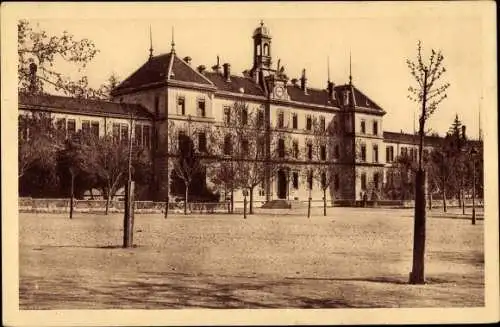 Ak Gap Hautes Alpes, Lycee des Garcons, Jungenschule vom Vorplatz gesehen