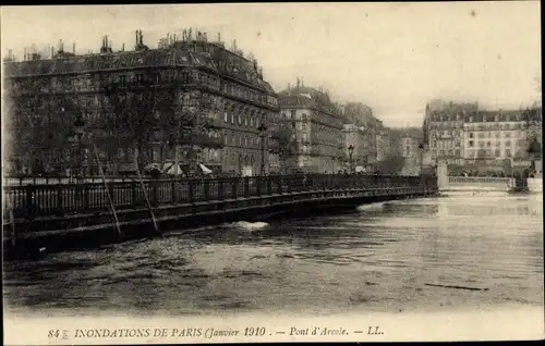 Ak Paris, Inondations Janvier 1910, Pont d'Arcole, Brücke bei Hochwasser