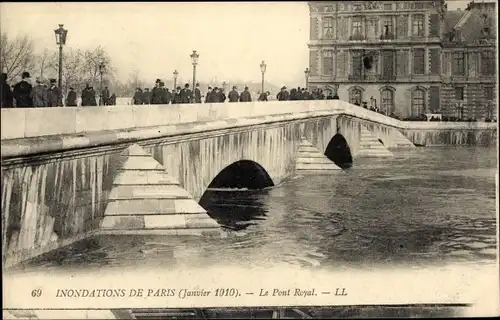 Ak Paris, Inondations Janvier 1910, Le Pont Royal, Brücke bei Hochwasser, Passanten