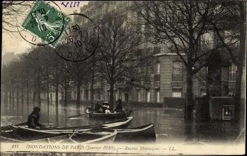 Ak Paris, Inondations Janvier 1910, Avenue Montaigne, Hochwasser, Anwohner in Booten