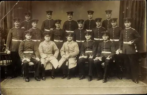Foto Ak Deutsche Soldaten in Uniformen, Gruppenportrait, weiße Handschuhe, Säbel