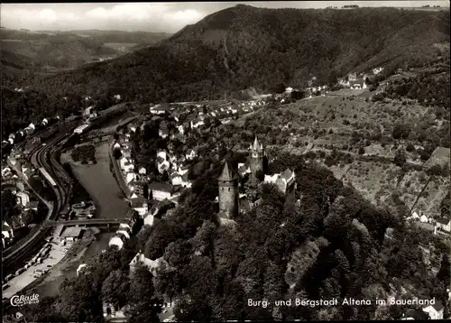 Ak Altena im Märkischen Kreis, Totalansicht vom Ort, Berg mit Burg, Lennepartie Luftbild