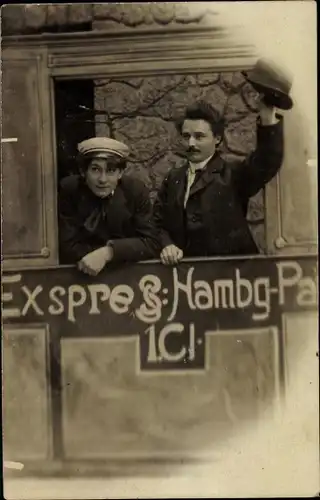 Foto Ak Zwei Reisende in einem Zugabteil, Fotomontage