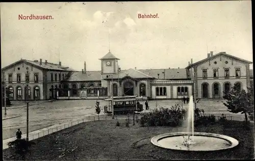 Ak Nordhausen in Thüringen, Bahnhof vom Vorplatz gesehen, Straßenbahn, Fontäne