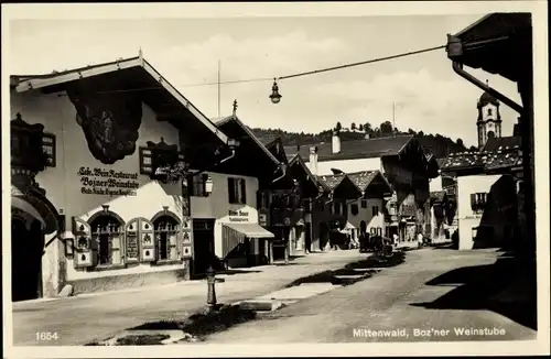 Ak Mittenwald in Oberbayern, Straßenpartie mit Bozner Weinstube