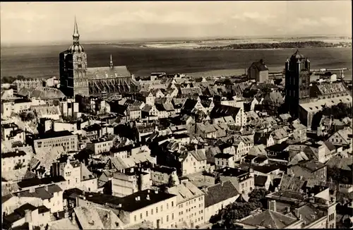 Ak Stralsund in Mecklenburg Vorpommern, Totalansicht vom Ort, Blick vom St. Marien Kirchturm