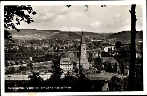 Ak Saarbrücken im Saarland, Christ König Kirche, Teilansicht der Stadt