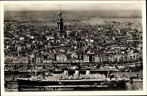 Ak Hamburg, Ozeandampfer im Hafen, Fliegeraufnahme