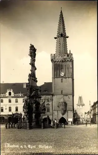 Foto Ak Kadaň Kaaden Reg. Aussig, Rathaus, Marktplatz, Säule