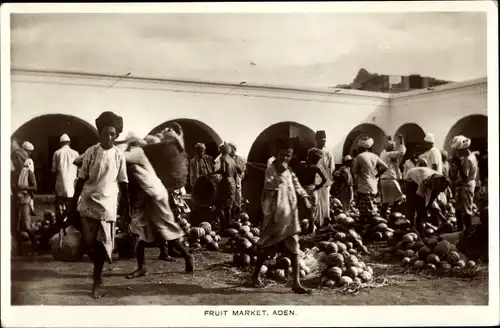 Ak Aden Jemen, Fruit Market, Händler auf dem Marktplatz, Früchte