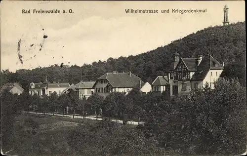 Ak Bad Freienwalde an der Oder, Wilhelmstraße u. Kriegerdenkmal, Wohnhäuser