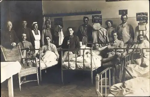 Foto Ak Deutsche Soldaten im Lazarett, Krankenbetten, Krankenschwestern, I. WK