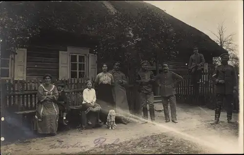 Foto Ak Deutsche Soldaten vor einem Bauernhaus, Ostfront, I. WK