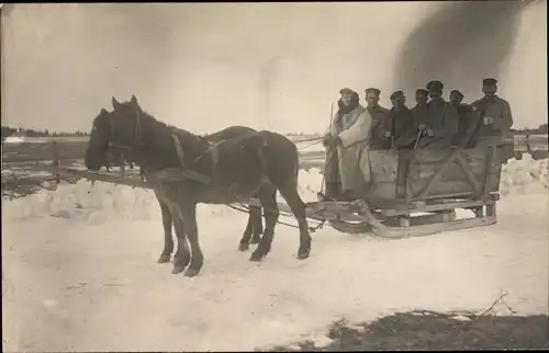 Foto Ak Deutsche Soldaten auf einem Pferdeschlitten, I. WK