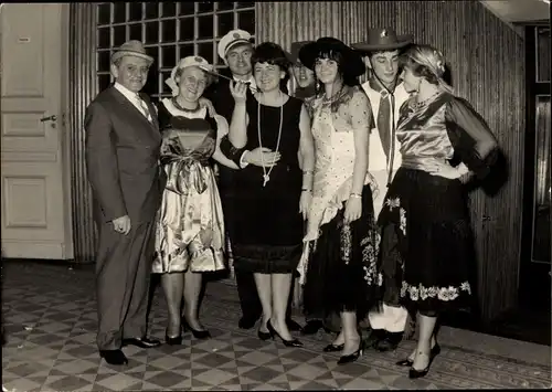 Foto Ak Karneval, Kostümierte, Gruppenportrait