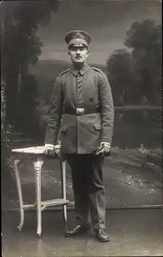 Foto Ak Deutscher Soldat in Uniform, Standportrait, Schirmmütze, I. WK