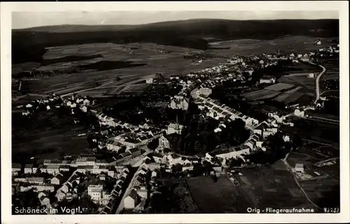 Ak Schöneck im Vogtland Sachsen, Fliegeraufnahme, Panoramablick auf die Stadt