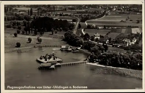 Ak Uhldingen Mühlhofen am Bodensee, Fliegeraufnahme, Pfahlbauten, Bahnstrecke, Ortspanorama