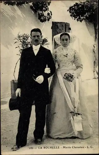 Ak La Rochelle Charente Maritime, Mariés Charentais, Hochzeitspaar, Brautkleid