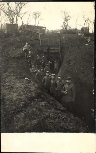 Foto Ak Deutsche Soldaten in Uniformen im Schützengraben, Unterstand, 1916