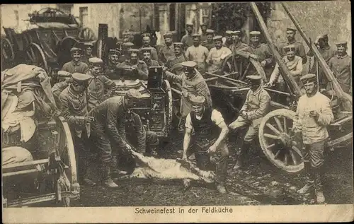 Ak Schweinefest in der Feldküche, Deutsche Soldaten, Gulaschkanone, I. WK