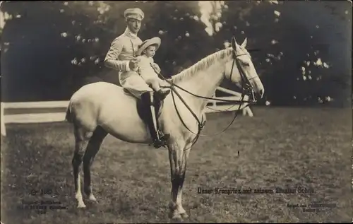 Ak Kronprinz Wilhelm von Preußen, Portrait mit Sohn auf einem Pferd