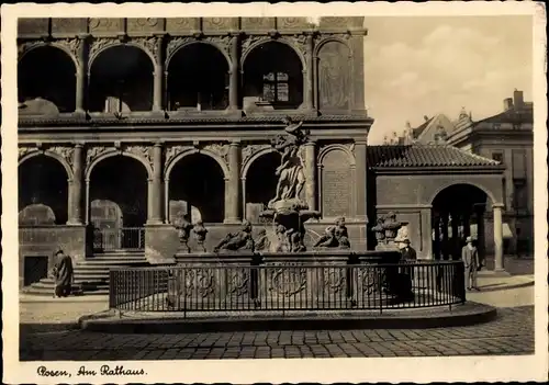 Ak Poznań Posen, Am Rathaus, Brunnen, Fassadenansicht