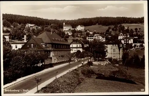 Ak Brückenberg b. Krummhübel Riesengebirge Schlesien, Straßenpartie, Hotel Rübezahl, Wohnhäuser