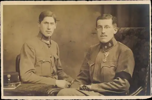 Foto Ak Zwei Kuk Soldaten in Uniformen, Kragenspiegel, Orden