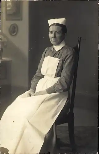 Foto Ak Krankenschwester in Dienstuniform, Sitzportrait