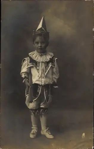 Foto Ak Kleiner Junge in Karnevalskostüm, Portrait