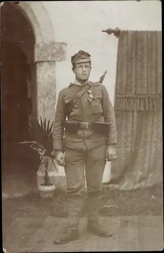 Foto Ak Kuk Soldat in Uniform, Standportrait, Schulterband, I. WK