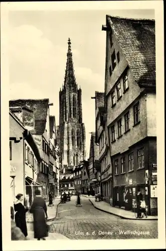 Ak Ulm an der Donau, Partie in der Walfischgasse, Blick auf die Kirche