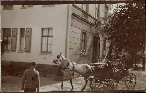 Foto Ak Einspännige Kutsche, Mann mit Zylinder, Kutscher