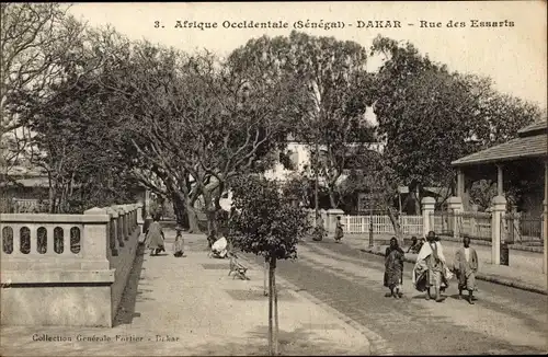 Ak Dakar Senegal, Rue des Essarts, Passants