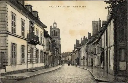 Ak Sézanne Marne, Grande Rue, Straßenpartie, Glockenturm