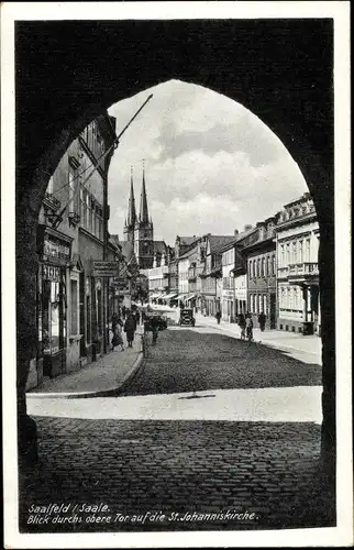 Ak Saalfeld an der Saale Thüringen, Blick durchs obere Tor auf die St. Johanniskirche