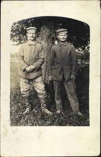 Foto Ak Zwei Deutsche Soldaten in Uniformen, Portrait vor einem Baum, I. WK