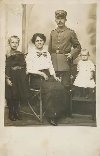 Foto Ak Deutscher Soldat in Uniform, Familienportrait, Gattin, Kinder, I. WK