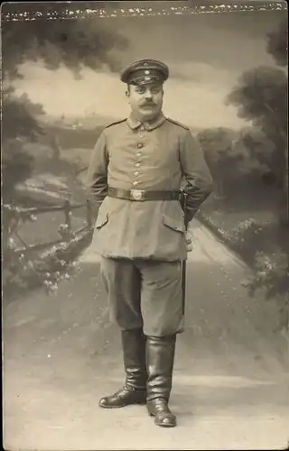 Foto Ak Deutscher Soldat in Uniform, Standportrait, Stiefel