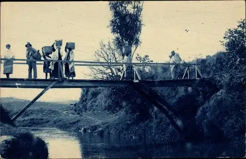 Ak Madagaskar, Sur le Pont, Holzbrücke über einen Fluss